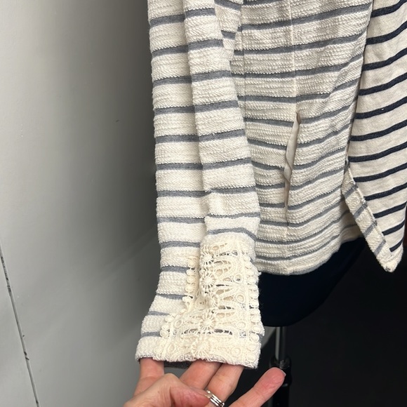 Sweet open front cardigan in blue and cream color reversed fabric. - Picture 2 of 6